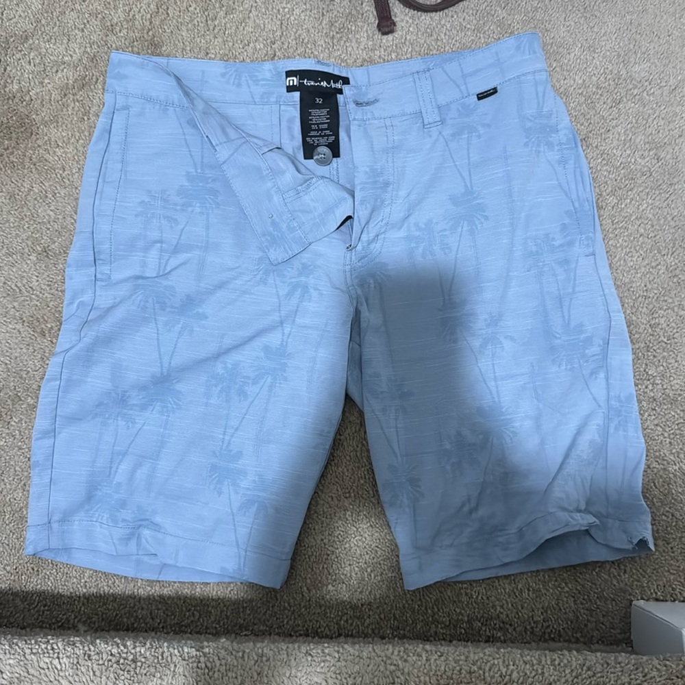 Travis Mathew Mens 30 Wicking Performance Shorts "Street Art" Palm Trees Striped